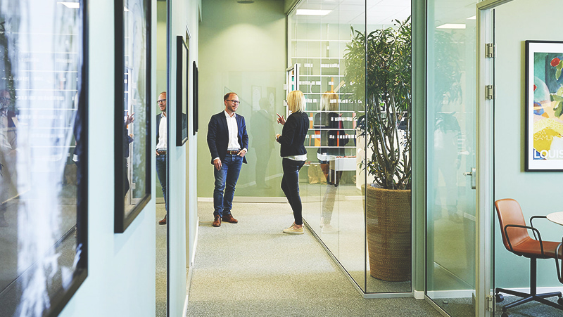 Ganthor AB - Two colleagues standing and talking to each other in the office