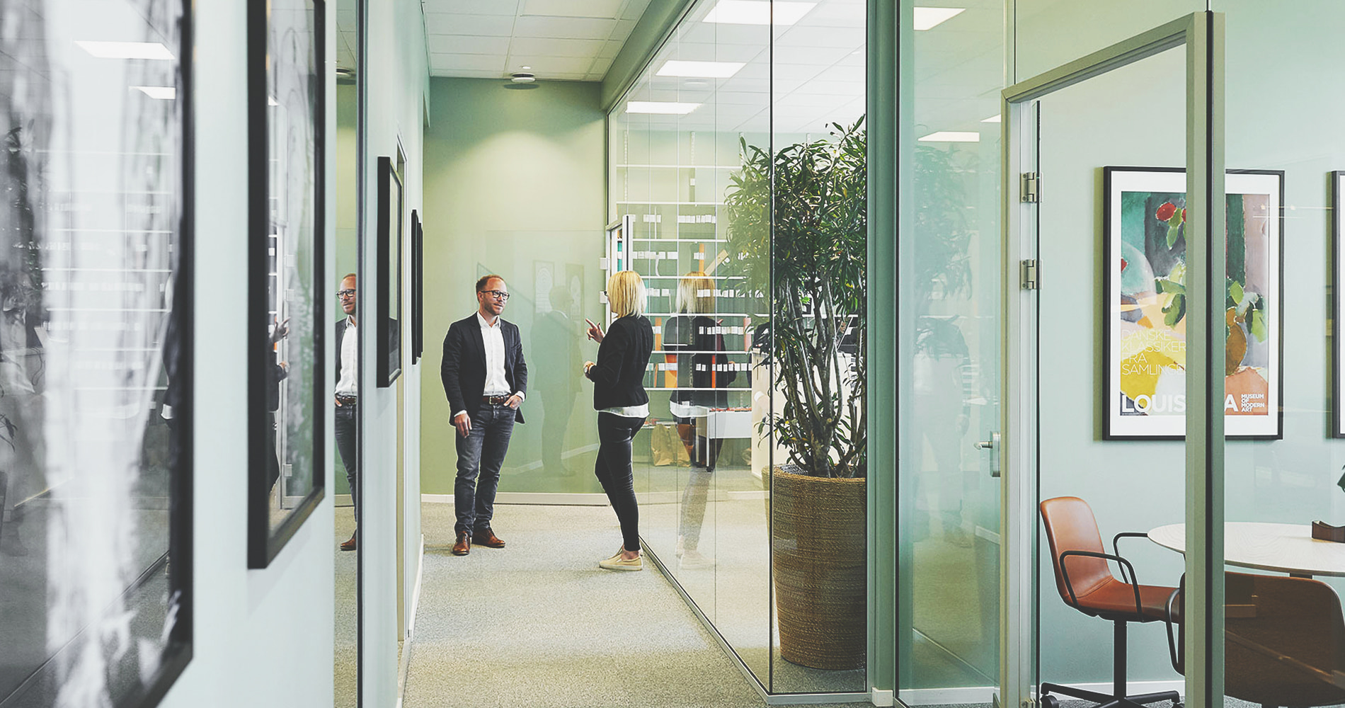 Ganthor AB - Two colleagues standing and talking to each other in the office